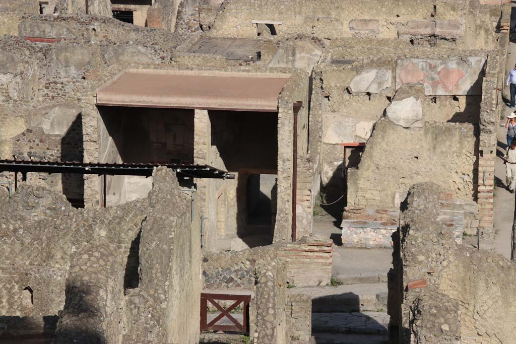 Ins Or II, 2, Herculaneum. Looking west from access roadway towards the entrance doorway to the corridor, centre left of photo.
This doorway would lead onto Cardo V, opposite the Grande Taberna at IV.16 and its rooms. Photo courtesy of Klaus Heese.